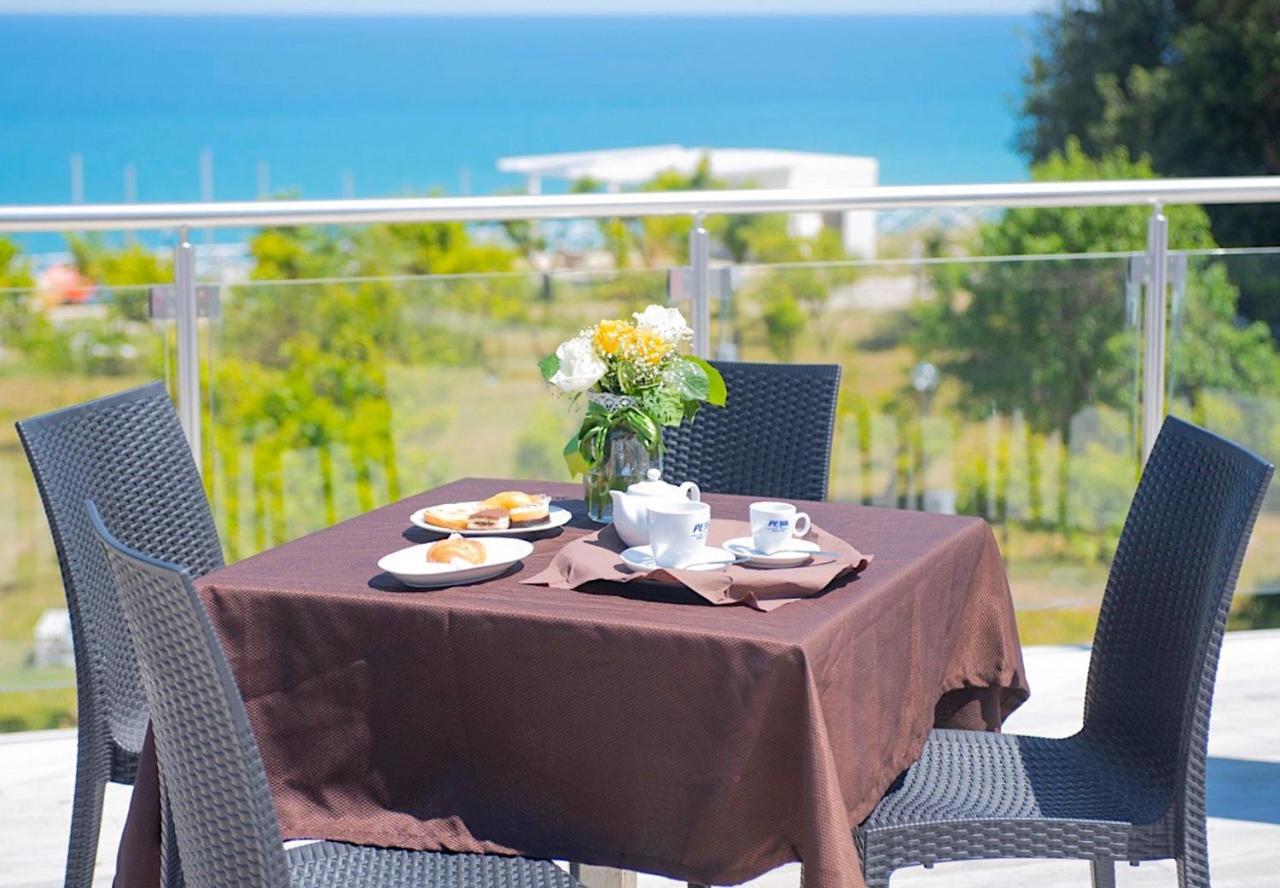 Frontemare Hotel Village & Ristorante Роди Гарганико Екстериор снимка